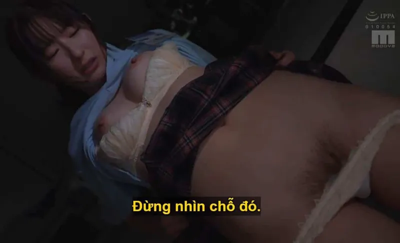 Người sếp dự định "xử đẹp" cô nhân viên kiêu kỳ lười nhác, suốt ngày bận rộn tán gẫu với người yêu qua tin nhắn.